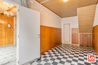 Deze te renoveren gesloten woning met leuke stadstuin bevat op het gelijkvloers een ruime (nog in te delen) inkomhal, een ruime en lichtrijke leefruimte, een basis keuken met aansluitend een terras, een wasplaats/berging en een toilet. Op de eerste verdieping is er een nachthal, drie slaapkamers en een badkamer met douche, lavabo en een toilet. De woning beschikt over alle comfort en wordt verwarmd met een mazoutkachel en elektrische straalradiatoren. Het buitenschrijnwerk bestaat deels uit PVC met dubbel glas, deels uit aluminium met enkel glas en deels uit hout met enkel glas. De woning beschikt eveneens over een grote zolder met potentieel. Het dak werd reeds vernieuwd. De totale oppervlakte van het perceel is 140m².<br />Wil u deze te renoveren stadswoning op een goede locatie bezoeken? Stuur een mail naar gunther@loimmo.be en wij nemen contact met u op.