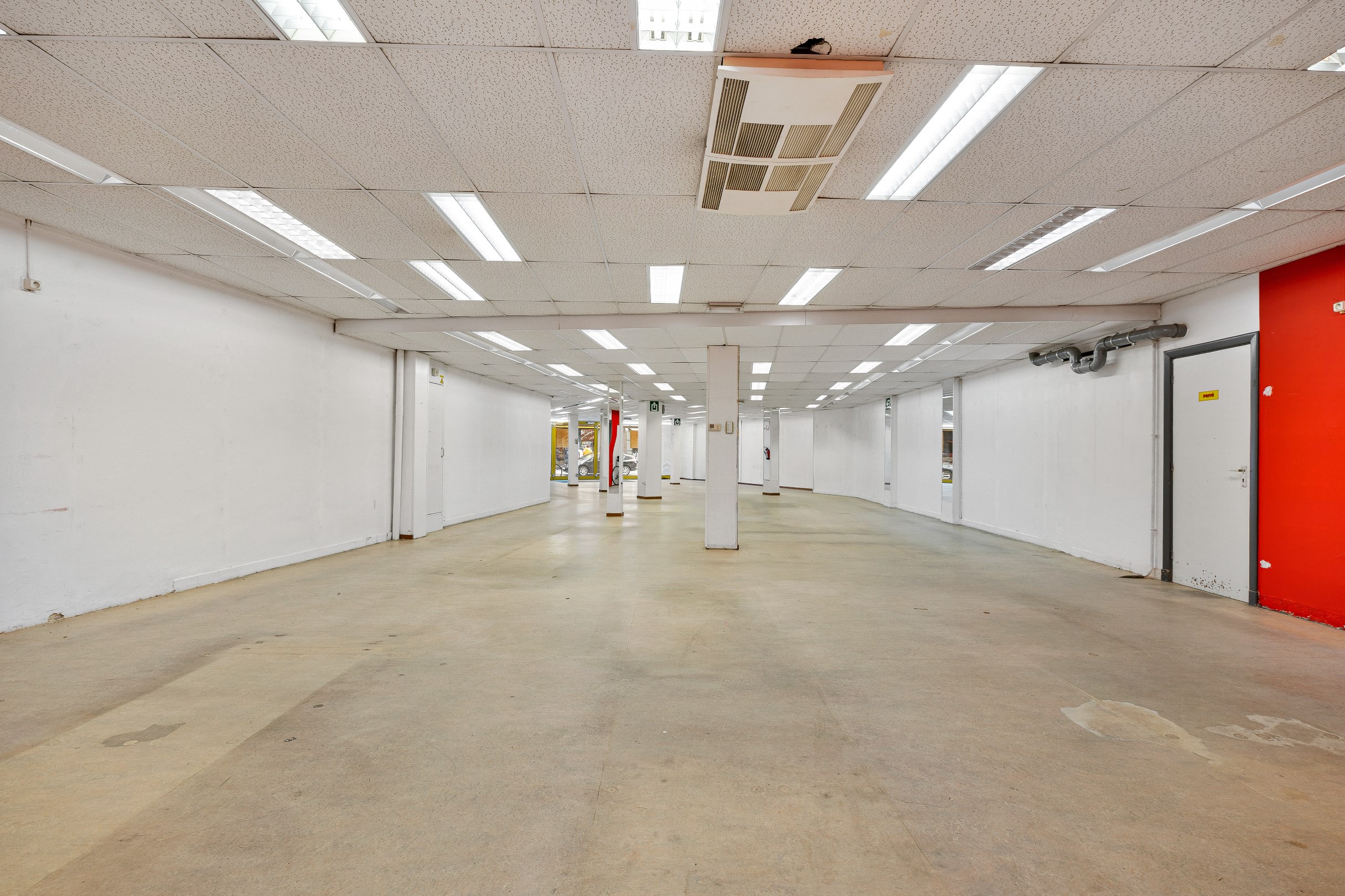 Grand local commercial avec entrepôt, environ 300m² à Lommel - photo 4