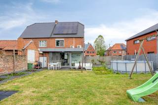 This move-in ready and energy-efficient semi-detached home with a spacious 10a garden is located at Molenstraat 23 in Kermt, a pleasant...