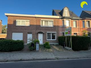 <p><span>Cette charmante maison mitoyenne avec 3 chambres et jardin bénéficie dune situation idéale entre Hove et Kontich. Grâce aux excellentes connexions vers Anvers et Bruxelles, à la proximité des transports en commun, des commerces, des écoles et des principaux axes routiers, cette habitation combine un environnement résidentiel calme avec une excellente accessibilité.</span></p><p><span> </span></p><p><span>Composition:</span></p><p><span> </span></p><p><span>Dès l'entrée dans la maison, vous serez immédiatement séduit par le hall d'entrée authentique avec son escalier artisanal menant au hall de nuit à l'étage. Le spacieux séjour constitue le cœur de la maison et dégage une atmosphère particulièrement chaleureuse grâce à sa magnifique cheminée ouverte. La grande baie vitrée coulissante offre un accès direct à la terrasse et au jardin agréable.</span></p><p><span> </span></p><p><span>La cuisine ouverte attenante est équipée d'un élégant îlot central, dune plaque de cuisson électrique et d'un four, idéale pour cuisiner confortablement et partager des moments conviviaux.</span></p><p><span> </span></p><p><span>À l'étage se trouvent 3 chambres à coucher complètes. La maison dispose également de deux salles de bains: une première avec douche et lavabo, et une seconde avec baignoire, lavabo et espace toilette attenant.</span></p><p><span> </span></p><p><span>La maison comprend en outre une cave pratique avec les compteurs et un espace de rangement supplémentaire.</span></p><p><span> </span></p><p><span>À lavant de la maison, une allée permet de stationner facilement votre voiture sur le terrain privé.</span></p><p><span> </span></p><h2><span>Informations utiles:</span></h2><h2><span> </span></h2><p><span>- Disponible: immédiatement</span></p><p><span>- Garantie locative: 3 mois de loyer</span></p><p><span>- État des lieux: </span><span>350 </span><span>euros par partie</span></p><p><span>- PEB: 177 kWh/(m²/an)</span></p><p><span>- Pas de charges communes!</span></p><p><span> </span></p><p><span>Réservez dès maintenant votre visite EN LIGNE. Rendez-vous sur le bien concerné sur notre site <span>www.habicom.be</span></span><span> et cliquez sur le bouton rose « PLANIFIER UNE VISITE ».</span></p><p><span>Pour plus d'informations, consultez <span>www.habicom.be</span></span><span> </span></p><p><span> Vous souhaitez connaître la valeur de votre logement? Vérifiez-la gratuitement sur www.watismijnhuiswaard.be</span></p>