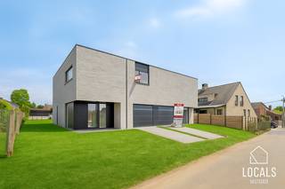 Deze energiezuinige en instapklare halfopen nieuwbouwwoning (lot 2) omvat op het gelijkvloers een inkomhal, toilet, garage met berging en...