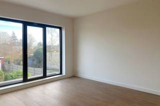 Nabij het centrum van Putte vinden we dit volledig gerenoveerde en instapklare appartement met drie slaapkamers en een garagebox. De ideale woonoplossing voor wie op zoek is naar comfort, ruimte en een moderne afwerking op een centrale locatie.
Het appartement werd recent grondig vernieuwd. De lichtrijke leefruimte sluit mooi aan op de keuken, voorzien van alle hedendaagse toestellen. De drie slaapkamers bieden voldoende ruimte– perfect voor een gezin, thuiswerk of hobbyruimte.
Extra troef is de inbegrepen garagebox, wat in deze buurt een absolute meerwaarde betekent. Ook is er een vlotte verbinding met winkels, scholen, openbaar vervoer en belangrijke invalswegen.
Pluspunten op een rij:
• Recent volledig gerenoveerd
• EPC A
• Drie slaapkamers
• Garagebox
• Centrale ligging in Kapellen
Dit appartement is ideaal voor wie zorgeloos wil verhuizen en meteen wil genieten van fris, hedendaags wooncomfort.
Wil je graag meer info of een bezichtiging plannen? 03/568.03.03 – info@vastgoed03.be