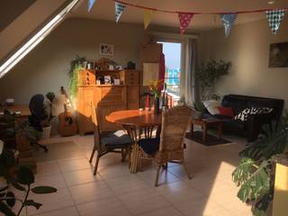 Dakappartement met 1 slaapkamer <br /><br />Deze bevindt zich op de 2de verdieping en is enkel bereikbaar via de trap.<br /><br />Indeling: inkomhal met toilet, woonkamer met open keuken (kookvuur, oven, ijskast, vaatwasser, kastjes, vaatsteen, dampkap), berging met aansluiting voor wasmachine en droogkast, 1 slaapkamer, badkamer (dubbel lavabomeubel, ligbad/douche), zolderberging, private berging in kelder en autostaanplaats.<br /><br />Tegen meerprijs van €50 kan een private garage (met elektrische, op afstand bediende poort) worden bij gehuurd.<br /><br />Alle nutsvoorzieningen zijn rechtstreeks door de huurder af te sluiten.<br /><br />Het appartement is beschikbaar vanaf 01/02/2026.<br />