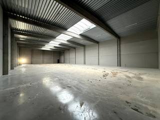 Op een strategische en vlot bereikbare locatie in Evergem bevindt zich deze nieuwbouw KMO-unit met een oppervlakte van 715 m².De unit is ideaal als...