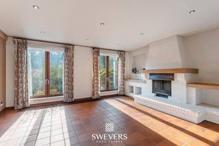 Voor meer info en foto’s, surf naar www.swevers.be – Deze open bebouwing op Ijskelder 57 in Heusden-Zolder ligt op een ruim perceel van 14a28ca en biedt volop mogelijkheden voor wie graag zelf de handen uit de mouwen steekt. De woning werd gebouwd in 1979, heeft een bewoonbare oppervlakte van 160m² en is op te frissen, maar beschikt over een solide basis en een praktische indeling. Via de inkomhal bereikt u de lichtrijke leefruimte met woonkamer en eetkamer van samen meer dan 40 m². Aansluitend bevindt zich de ruime keuken van 18,77 m² met rechtstreekse toegang tot het terras en de wasplaats. De woning telt drie slaapkamers van 17,82 m², 13,94 m² en 8,25 m², ideaal voor een gezin, logeerkamer, bureau of hobbyruimte. De badkamer is uitgerust met ligbad, douche, toilet en lavabo. Extra troeven zijn de kelder van 51,71 m² met meerdere praktische ruimtes, de ruime garage van 39,56 m² en een zolder die extra bergruimte biedt. Dankzij de noordwestelijke oriëntatie geniet u in tuin en terras volop van de namiddag- en avondzon. De ligging is rustig en toch vlot bereikbaar, met snelwegen op 2,8 km, openbaar vervoer op 900 meter, scholen op 3,5 km en winkels, horeca en ontspanning binnen 1,7 km. Een interessante woning met ruimte, privacy en renovatiepotentieel op een mooie locatie. Voor meer informatie, bel 011 255 155. Bron bewoonbare oppervlakte: EPC – verslag.