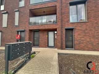 <strong>Duurzaam afgewerkt, spatieus én licht gelijkvloers appartement met zonneterras én tuin op een zeer rustige maar centrale ligging gelegen te Vorst-Laakdal. </strong><br /><br /><strong>Indeling:</strong><br />+ inkomhall<br />+ vestiaireruimte<br />+ apart gastentoilet<br />+ zeer ruime leefruimte met ingebouwde tv-kast en dressoir<br />+ volledig geïnstalleerde open keuken uitgerust met AEG kwaliteitstoestellen met aangebouwde tafel<br />+ zonneterras én tuintje<br />+ berging/wasplaats met ingebouwde kastruimte<br />+ 1 slaapkamer met ingebouwde kastruimte<br />+ 1 kamer ingedeeld als ingebouwde open dressingruimte<br />+ badkamer met modern lavabomeubel, inloopdouche én bad<br /><br /><strong>Energie &amp; technieken:</strong><br />+ E-peil: E28 (energiezuinig!)<br />+ EPB: 49kWh/m²/jaar - Label A<br />+ UC: 13053-G-DBA_2017060034/EP02357/A001/D01/SD003<br />+ Ventilatiestysteem type D<br />+ Verwarming op gas met vloerverwarming<br />+ Zonnepanelen aanwezig<br />+ Elektrisch bedienbare rolluiken aan de slaapkamer en dressing<br /><br /><strong>Extra troeven:</strong><br />+ Privatieve tuin met groot zonneterras en tuintje<br />+ Carport + autostaanplaats <br />+ Tuinberging is inbegrepen in de huurprijs!<br />+ Gemeenschappelijke fietsenberging aanwezig<br />+ Gemeenschappelijke overdekte afvalruimte aanwezig<br />+ Lage gemeenschappelijke kosten (€30/maand)<br /><br /><em>Gelegen in het centrum van <strong>Groot-Vorst (Laakdal)</strong>, nabij winkels, scholen, openbaar vervoer en op- en afrittencomplex <strong>E313</strong>.</em><br /><em>Een absolute aanrader voor jong én oud!! </em>