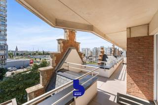 Dit karaktervolle appartement is gelegen op de bovenste verdieping van een stijlvolle residentie met een prachtige, karaktervolle gevel. Dankzij de centrale ligging bevindt u zich op wandelafstand van het station, de winkelstraat, supermarkten en het groene 'Bosje'.<br /><br />De absolute blikvanger van dit appartement is zonder twijfel het fenomenale, open uitzicht op de jachthaven en de iconische Mercator. Vanop het zonnige terras geniet u de hele dag door van een uniek panorama en een ontspannen sfeer.<br /><br />Doordat het appartement over de volledige breedte van het gebouw is ingedeeld, baadt de woning in het natuurlijke licht. De ruime en lichtrijke woonkamer is bovendien uitgerust met airconditioning, wat zorgt voor extra comfort tijdens warme zomerdagen.<br /><br />Verder beschikt het appartement over twee volwaardige slaapkamers, een volledig geïnstalleerde keuken met aansluitend een praktische berging en een recent vernieuwde badkamer met een moderne inloopdouche.<br /><br />Ook op technisch vlak scoort deze eigendom uitstekend, met een energiezuinig EPC-label A en een conforme, blanco elektrische keuring.<br /><br />Als extra troeven beschikt het gebouw over een gemeenschappelijke fietsenberging en is er de mogelijkheid om een staanplaats aan te kopen.<br /><br />Bent u op zoek naar een instapklaar appartement met een uitzonderlijk uitzicht, veel lichtinval en een toplocatie? Dan is dit appartement beslist een bezoek waard.