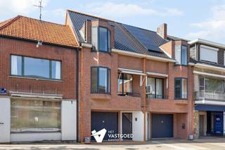 <p><span>Centraal gelegen, instapklaar triplex appartement</span><span> </span></p><p><span> </span></p><p><span>Belangrijkste troeven:</span></p><p><span>- Instapklaar met mooie leefruimtes</span><span> </span></p><p><span>- Leuke indeling met verrassend veel ruimte</span><span> </span></p><p><span>- Gelijkvloers: ruime garage met berging</span><span> </span></p><p><span>- Verdieping 1: lichtrijke woonkamer met keuken en berging</span><span> </span></p><p><span>- Verdieping 2: 2 mooie slaapkamers en badkamer</span><span> </span></p><p><span>- Zolder, terras met veranda en tuintje aanwezig</span><span> </span></p><p><span>- Dak recent v</span><span>ernieuwd, elektriciteit conform en asbestveilig </span></p><p><span>- Centraal gelegen op wandelafstand van centrum</span><span> </span></p><p><span> </span></p><p><span>Bekijk zeker ook onze grondplannen met de afmetingen. Zo krijgt u van thuis uit al een perfect beeld van wat deze woning te bieden heeft!</span><span> </span></p><p><span>"Wenst u meer info of een vrijblijvende bezichtiging, contacteer dan ons kantoor op het nummer 014 39 99 99 en wij helpen u graag verder.</span><span> </span><span>"</span><span> </span></p>