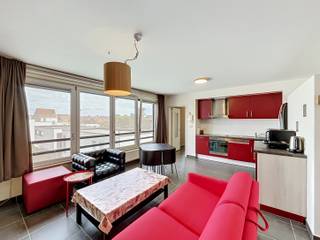 <p>Deze gezellige studio verwelkomt je via een lange inkomhal. In de inkomhal bevinden zich reeds een apart toilet en een badkamer. Verderop kom je terecht in de lichtrijke leefruimte met open keuken, die een aangename en praktische indeling biedt.</p><p>In de leefruimte is bovendien een apart hoekje gecreëerd dat werd ingericht als slaapgedeelte, wat zorgt voor een slimme en functionele scheiding tussen wonen en slapen.</p><p>Daarnaast beschikt het pand over een parkeerplaats in de gemeenschappelijke garage en een private kelderberging, wat zorgt voor extra comfort en opbergruimte.</p><p><u>De meubels</u> die zichtbaar zijn op de foto’s blijven bovendien <u>aanwezig</u>, waardoor de studio instapklaar is.</p>