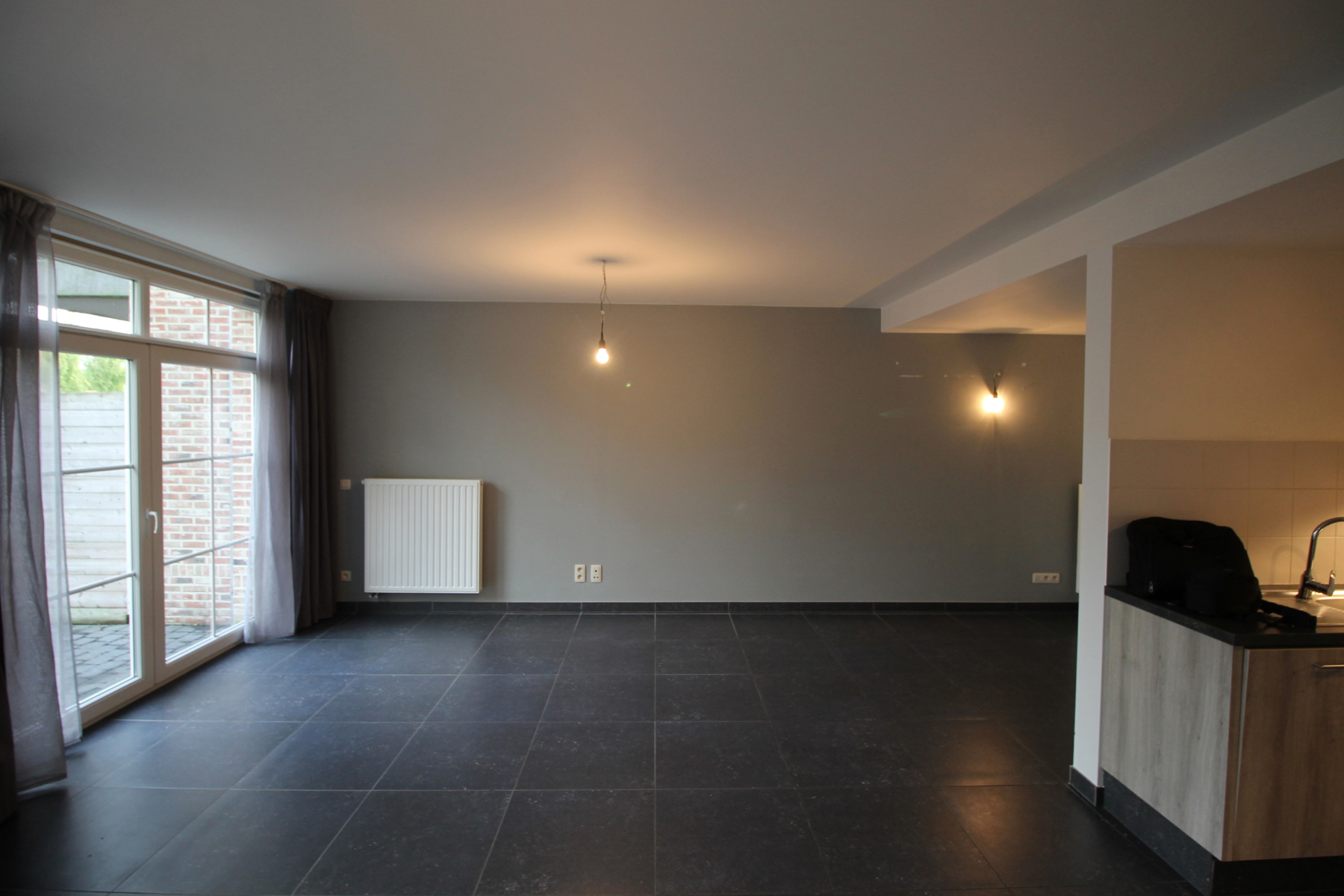 Gezinswoning met 3 slaapkamers, terras en twee ondergrondse autostaanplaatsen. - foto 4