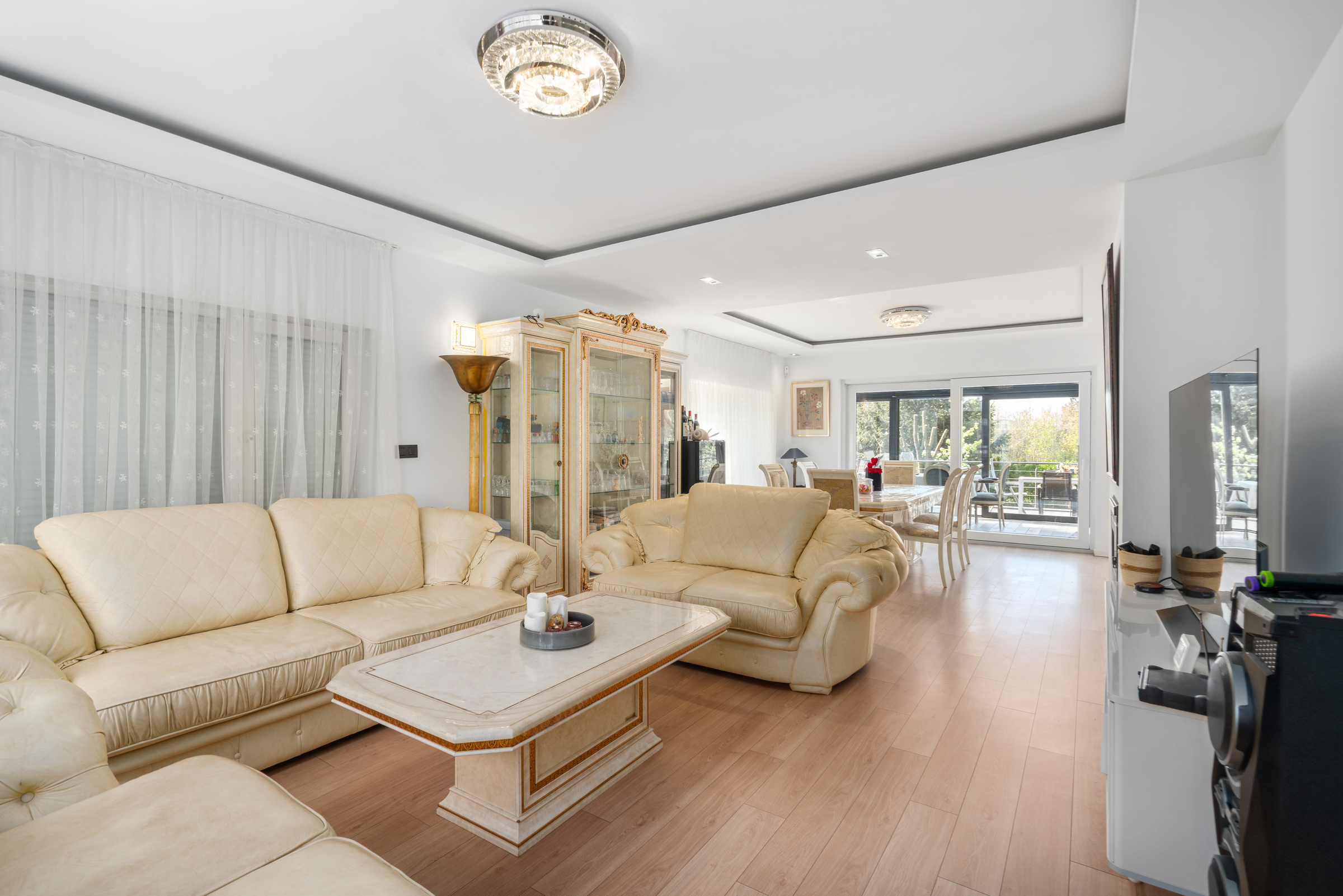 Te koop in Meise. Ruime woning met 5 kamers en 2 badkamers. - foto 2