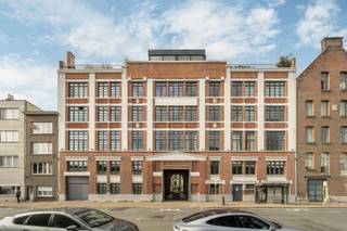 <p><span>ANTWERP – Eilandje: Move-in-ready industrial loft with terrace and parking space (EPC-A)</span></p><p><span> </span></p><p><span>DESCRIPTION:</span></p><p><span> </span></p><p><span>This move-in-ready loft of approx. 163 m² is situated on the 3rd floor of a characterful former warehouse in Antwerp, just a stone’s throw from Park Spoor Noord and the Eilandje.</span></p><p><span>The industrial architecture, robust load-bearing structures and sleek finishes give the loft a distinctive character.</span></p><p><span>At the front is the open-plan living area, where the high ceilings, wooden parquet flooring and large windows create a particularly spacious feel, plenty of natural light and an unobstructed view.</span></p><p><span>The off-white steel doors provide a refined contrast to the building’s raw aesthetic.</span></p><p><span>Adjacent to this is the open-plan kitchen, fitted with a large kitchen island, ample cupboard space and a gas hob. The concrete-effect flooring in the kitchen and the area behind it reinforces the loft’s industrial character.</span></p><p><span>The loft also features three bedrooms, with fitted wardrobes that contribute to a sleek and practical design.</span></p><p><span>The bedroom at the front is currently set up as an office.</span></p><p><span>At the rear is a bedroom with direct access to the spacious terrace, overlooking the green courtyard garden. A peaceful spot right in the heart of the city.</span></p><p><span>The bathroom completes the property.</span></p><p><span> </span></p><p><span>The communal courtyard garden is a delightful feature, whilst the lift and parking space provide added convenience.</span></p><p><span>The location is also particularly appealing: in a lively Antwerp neighbourhood, surrounded by art galleries, trendy restaurants and bars, and revitalised city squares, with the bustling city life within easy reach.</span></p><p><span>A characterful loft where space, light and industrial architecture come together, with peaceful green surroundings as an added bonus.</span></p><p><span> </span></p><p><span>A parking space can be purchased as an option for €40,000.</span></p><p><span> </span></p><p><span>SPECIAL FEATURES:</span></p><p><span> </span></p><p><span>EPC rating A!</span></p><p><span>Solar panels installed</span></p><p><span>Ready-to-move-in loft of approx. 163 m²</span></p><p><span>Industrial architecture with robust supporting structures and distinctive materials</span></p><p><span>Pleasant terrace overlooking the green courtyard garden</span></p><p><span>Communal courtyard garden as a peaceful oasis in the city</span></p><p><span>Car parking space within the building</span></p><p><span>Lift available</span></p><p><span>Easy access by public transport</span></p><p><span>Surrounded by restaurants, shops and urban amenitie</span></p><p><span> </span></p>