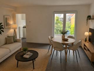 In dit kleinschalig appartementsgebouw (slechts 3 appartementen), vinden we op de tweede verdieping dit pas gerenoveerde appartement. De indeling is de volgende: leefruimte met eetplaats, aparte keuken met toestellen en aansluiting wasmachine. Hier is ook toegang tot het zonnige terras. Achteraan het appartement bevindt zich de badkamer met toilet, lavabo en douche. Vooraan is er een ruime slaapkamer en een aparte ruimte welke kan gebruikt worden als dressing of bureau. Dit knus appartement is voorzien van alles en biedt de perfecte thuis aan voor een alleenstaande of een koppel. Uitstekende ligging nabij openbaar vervoer, invalswegen, universiteit, grootwarenhuis, ... Onmiddellijk beschikbaar. Huurprijs 895 + 55 euro/m, samen 950 euro/maand. Aparte meters EGW zelf aan te sluiten bij leverancier naar keuze. De foto's met interieur werden gecreëerd door AI om een idee te geven van de inrichting. Het EPC zal ondertussen van C naar B gegaan zijn na de renovatie. Gelieve bij interesse te reageren op dit zoekertje (niet bellen), u zal dan worden gecontacteerd voor een bezoekmoment.