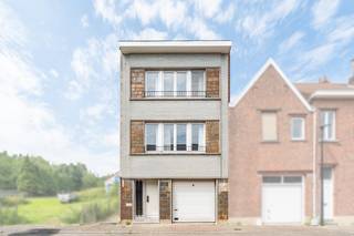 <p><em>Bezoeken kunnen online ingeboekt worden voor deze woning op 10/09/2026 tussen 13u en 15u (vol = vol), zoek de knop &amp;quot;BOOK2LOOK&amp;quot; en volg de stappen.</em><br /><br /><strong>Halfopen bebouwing in het centrum van Nossegem, vlakbij het treinstation en met vlotte verbindingen.</strong><br />Deze woning uit 1961 combineert een centrale ligging met een rustige woonomgeving in Nossegem. Dankzij de nabijheid van het treinstation, openbaar vervoer en belangrijke invalswegen geniet u van een uitstekende bereikbaarheid. Tegelijk woont u hier in een groene en landelijke omgeving, dichtbij scholen en park. De halfopen woning beschikt over 3 slaapkamers, een gezellige tuin en een praktische indeling met aangename leefruimtes. Een interessante opportuniteit voor wie een huis wil kopen in Nossegem met potentieel en een centrale ligging.<br /><br /><u><strong>Belangrijkste ruimtes:</strong></u><br />• Inkomhal van 4 m²<br />• Gezellige living van 15,8 m²<br />• Eetkamer van 19,8 m²<br />• Keuken van 9 m²<br />• Wasplaats van 26 m² met extra bergruimte<br />• Badkamer van 3,8 m²<br />• Apart toilet<br />• 3 slaapkamers van 15,4 m², 11,4 m² en 9,8 m²<br />• Garage van 20 m²<br />• Terras van 5 m²<br />• Tuin van 35 m²<br /><br /><u><strong>Troeven:</strong></u><br />• Vlakbij het treinstation van Nossegem<br />• Vlot bereikbaar via invalswegen en openbaar vervoer, maar toch rustig gelegen<br />• Gelegen in het centrum van Nossegem, nabij scholen, park en voorzieningen<br /><br />Meer informatie of een bezoek met Nicolas Geeraerts? Contacteer ons via +3223351115<br />JOUW DROOMHUIS. ZO GEVONDEN!</p>