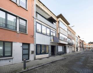 <p><strong>Instapklare belegging in Tienen: appartement met twee slaapkamers, nu al verhuurd</strong></p>
<p>Op zoek naar een vastgoedbelegging die vanaf dag één rendement oplevert? Dit appartement met twee slaapkamers in Tienen is precies dat: een instapklare investering die op dit moment al verhuurd is. Geen leegstand, geen zoektocht naar een huurder - u stapt meteen in met huurinkomsten.</p>
<p>Het appartement is praktisch ingedeeld met een inkomhal, apart toilet, leefruimte, aparte keuken en badkamer. De twee volwaardige slaapkamers bieden ruimte voor een gezin of huurders met kinderen, en via één van de slaapkamers heeft u toegang tot een klein terras - ideaal voor wie graag even buiten zit zonder de zorg voor een grote tuin. Bijkomende troef: twee kelderbergingen, altijd handig voor extra opslagruimte.</p>
<p>Met een EPC-waarde van 192 kWh/m² zit dit appartement energetisch goed in orde, wat het aantrekkelijk maakt voor zowel huurders als toekomstige kopers.</p>
<p>Kortom: een goed gelegen, verhuurd appartement dat vanaf de eerste dag rendement genereert - een opportuniteit die u niet mag laten liggen.</p>
<p>Wenst u een bezoek of meer informatie? Mail naar info@immogve.be of bel 016 56 56 14.</p>