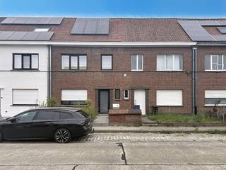 Gezellige huurwoning in Deerlijk: hier kom je helemaal tot rust.<br /><br />Deze huurwoning in Deerlijk is echt een topper! Je stapt binnen in de inkomhal en meteen voel je het al: hier wil je wonen. Links vind je een gezellige, ruime en lichtrijke living met zicht op een heerlijk terras en een tuin met een fantastische view. Op je gemak genieten van een rustig moment? Hier kan het. En dat is niet alles: naast dat magnifieke zicht vanuit de tuin is er ook een extra troef, met name een uitgang achteraan en een handige tuinberging om al je tuinmateriaal netjes op te bergen.<br />Aansluitend op de living ligt de keuken, met eveneens zicht op het terras en extra bergruimte binnen handbereik. Een groot schuifraam met vliegenraam geeft rechtstreeks toegang tot het gezellige, ommuurde terras en zorgt hier voor extra lichtinval. Ook een droge kelder ontbreekt niet, ideaal om nog wat extra spullen kwijt te kunnen.<br />Op de eerste verdieping vind je twee slaapkamers, een ruime en een kleinere, plus een lichtrijke badkamer met zowel bad als douche. Op deze verdieping zijn er op maat gemaakte rolgordijnen. En dan is er de tweede verdieping, waar een heel ruime masterbedroom je opwacht. Hier woon je met stijl én met ruimte voor iedereen.<br />Deze woning is goed gelegen., dichtbij belangrijke invalswegen, winkels en scholen.<br />Benieuwd naar deze topper in Deerlijk? Maak snel een afspraak via 0479 368 349. Patricia van Maison R laat u met veel plezier genieten van dit charmante huis!
