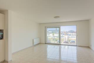 Appartement met 2 slaapkamers, 2 terrassen en een gesloten garagebox in het gebouw. Mooie locatie op de vernieuwde Tijdokstraat van Zeebrugge, vlakbij de winkels en het openbaar vervoer. Vanuit het appartement geniet u van schitterend uitzicht op de zeilboten en de jachthaven. <br /> <br />Indeling: inkomhal met vestiaire en berging, zonnige leefruimte met een ingerichte open keuken en via het schuifraam hebt u toegang tot een mooi zonneterras vooraan. Aan de achterkant zijn er 2 slaapkamers en een badkamer. Beide slaapkamers hebben toegang tot een uitzonderlijk groot terras achteraan. <br /> <br />Op het gelijkvloers is er nog een gesloten garagebox met aaneengesloten berging inbegrepen in de huurprijs. <br /><br />Huurprijs: € 925 huur + € 75 syndicuskosten.<br />Onmiddellijk beschikbaar.<br /> <br />Bezoeken? Contacteer Willem Cauwels op tel. 050/89.27.70.
