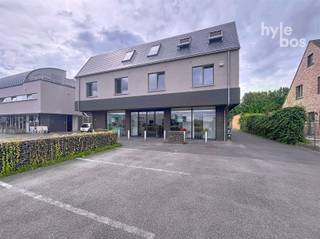 Handelspand te huur, 350m² instapklare winkelruimte met parkeermogelijkheden in Sint-PauwelsOp een gunstige ligging in de Zandstraat 126 te...