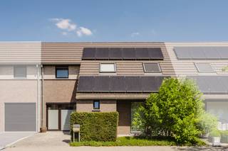 Met een uitstekend EPC, een praktijkruimte en 3 slaapkamers, biedt deze woning een perfecte combinatie van comfort en duurzaamheid.<br /><br />Gelegen in een zeer rustige en kindvriendelijke woonwijk in Heule, geniet u hier van de rust en de nabijheid van voorzieningen, scholen en openbaar vervoer. Dankzij zonnepanelen en een uitstekende isolatie is deze woning zeer energiezuinig. Dat betekent een lage energierekening en een duurzame toekomst.<br /><br />U komt binnen via de inkomhal, die toegang geeft tot de ruime en lichtrijke woonkamer met aansluitend de grote leefkeuken. De keuken is voorzien van alle moderne toestellen. Via de achterdeur in de praktische wasberging komt u in de achtertuin met tuinhuis.<br /><br />Op de eerste verdieping bevindt zich de nachthal, die toegang geeft tot 3 ruime slaapkamers, een apart toilet en een comfortabele badkamer met douche en bad.<br /><br />De omgebouwde garage fungeert momenteel als een handige praktijkruimte. Met het plaatsen van een sectionale poort kan deze ruimte echter eenvoudig terug omgevormd worden tot een garage. <br /><br />Extra troeven:<br />- Zonnepanelen voor een lage energierekening<br />- Zonneluifel voor schaduw op het terras<br />- Regenwaterput aanwezig<br />- Oprit en fietsenstaling in de voortuin<br />- Alle gordijnen, rekken in de berging en grote kast in de hoofdslaapkamer blijven aanwezig<br /><br />Deze woning biedt alles wat u nodig heeft voor een comfortabel en duurzaam leven met een gezin. De aparte praktijkruimte biedt bovendien interessante mogelijkheden voor zelfstandigen en vrije beroepen.<br /><br />Wenst u meer info over deze woning of wenst u een bezoek ter plaatse? Contacteer Michelle Decoutere (0493 25 46 81 - michelle.decoutere@dewaele.com) <br /><br /><br />De eigendom wordt aangeboden via de Pre-sale formule. Van 20/08/2026 om 16:00 tot 24/08/2026 om 12:00 kan u het huis op afspraak komen bezichtigen en een bod uitbrengen. De vermelde prijs is een instelprijs. Voor meer info, gelieve contact op te nemen met de dossierverantwoordelijke.<br /><br />Bestuursmaatregelen in het maatregelenregister: nee