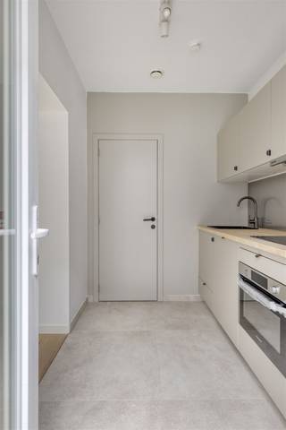 <p>**Alle informatie op www.connect-immo.be**<br /><br />Op een steenworp van het centrum van Leuven kan je dit opbrengstpand met 5 vernieuwde studio's terugvinden. We bevinden ons dus in de begeerde omgeving van Gasthuisberg en ook een vlotte bereikbaarheid met het openbaar vervoer en een aansluiting op tal van verbindingswegen. Kortom zitten we op een toplocatie met allerlei faciliteiten in de buurt!<br /><br />Alle studio's zijn bemeubeld en beschikken over een volledig geïnstalleerde keuken, privatieve badkamer en enkele beschikken over een privatieve buitenruimte. Kortom, deze studio's bieden alles voor jong professionals en studenten op zoek naar een comfortabele woonplek op de stadsgrens.<br /><br />UNIT 00.02: Studio gelijkvloerse verdieping (28,63 m²) achterzijde, privatieve keuken, badkamer en privatief terras.<br /><br />Interesse? Vraag je brochure op en plan uw bezoek in met onze Expert Investeringsvastgoed: jack@connect-immo.be of 0495 53 46 49<br /><br />EPC 00.02: 49 kWh/m² - 3535173</p>