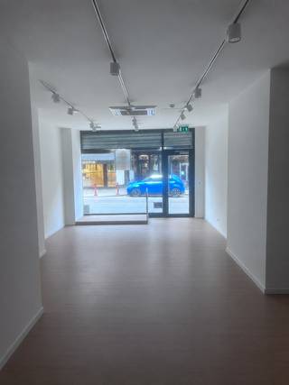 Gelijkvloers handels-/kantoorruimte van ca. 75 m² te huur. De ruimte bevindt zich volledig op het gelijkvloers en wordt nog door de eigenaar op zijn kosten verder afgewerkt met een kitchenette en een toilet. De eerste verdieping maakt geen deel uit van de verhuur en is niet toegankelijk. De maandelijkse huurprijs bedraagt € 2.200, exclusief onroerende voorheffing ten laste van de huurder. Het pand is onmiddellijk beschikbaar.<br />Het pand is vrij en beschikbaar onmiddellijk. Plannen van het pand zijn beschikbaar op aanvraag. Benieuwd naar dit bedrijfsvastgoed te huur regio Waver? Contacteer info@immodelestre.be of 054 33 62 52. www.immodelestre.be