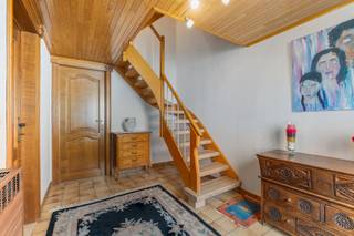 <p><span>Energiezuinige bel etage woning met 3 slaapkamers, zonnepanelen, batterij, airco en ZO tuin.</span></p><p><span>Gelegen in een rustige, kindvriendelijke woonwijk nabij scholen, winkels, openbaar vervoer en belangrijke verbindingswegen richting Antwerpen, geniet u hier van een perfecte combinatie tussen bereikbaarheid en woonkwaliteit. Bovendien zorgen de nabijgelegen parken en groene zones voor extra ontspanning en een aangename leefomgeving.</span></p><p><span>Een ideale gezinswoning voor wie comfortabel, centraal en zorgeloos wil wonen.</span><span> </span></p><p><span> </span></p><h2><span>Indeling</span></h2><h3><span>Gelijkvloers</span></h3><ul><li><span>Ruime inkomhal met toegang tot de praktische berging en de ruime garage. </span></li><li><span>Royale garage van ca. 30 m² met rechtstreekse aansluiting op de tuin. </span></li><li><span>ZO-georiënteerde tuin met een zonnig terras van ca. 42 m² en een ruim tuinhuis. </span></li></ul><h3><span>1ste verdieping</span></h3><ul><li><span>Overloop met apart gastentoilet. </span></li><li><span>Lichtrijke en ruime leefruimte voorzien van airconditioning en aansluitend op de keuken. </span></li><li><span>Verzorgde keuken uitgerust met alle hedendaagse comfort. </span></li></ul><h3><span>2de verdieping</span></h3><ul><li><span>Drie slaapkamers van ca. 17 m², 12 m² en 7,5 m², waarvan de master bedroom voorzien is van airconditioning. </span></li><li><span>Vernieuwde badkamer (2005) uitgerust met douche, toilet en lavabo. </span></li></ul><h2><span>Extra troeven</span></h2><ul><li><span>Rolluiken aanwezig doorheen de volledige woning. </span></li><li><span>Uitgerust met 8 zonnepanelen en thuisbatterij van 10 kW. </span></li><li><span>Ruime oprit voor 3 wagens en garage.</span></li></ul><p><span>Airconditioning aanwezig in de leefruimte en master bedroom. </span></p>