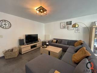 Prachtig energiezuinig gelijkvloers appartement met ruim zonneterrasBestaande uit:+ Inkomhal+ Apart gastentoilet+ Ruime living met zit -en eethoek+...