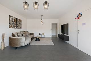 <p>In de centraal gelegen Duifhuisstraat vinden we dit goed onderhouden dakappartement met 2 slaapkamers, ideaal voor wie op zoek is naar een aangenaam appartement om te wonen of als investering.<br /><br />Het appartement beschikt over een aangename leefruimte met veel natuurlijk licht, een functionele keuken, twee volwaardige slaapkamers, een berging en een moderne badkamer. Dankzij de ligging op de bovenste verdieping geniet het appartement bovendien van een aangename woonbeleving en extra privacy.<br /><br />Een grote troef is de garagebox achter het gebouw, die extra parkeergelegenheid en bergruimte biedt. De garagebox is verplicht mee aan te kopen voor € 25.000.<br /><br />Een interessant appartement voor wie comfortabel wil wonen op een centrale locatie, met de praktische meerwaarde van een eigen garagebox.<br />Spreekt dit u aan? Twijfel dan niet om contact op te nemen.</p>