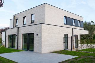 <p>In dit kleinschalige woonerf in het centrum van Sijsele bevindt zich deze energiezuinige koppelvilla. De locatie is ideaal voor wie rustig wil wonen zonder in te boeten op bereikbaarheid.<br />• Geen doorgaand verkeer<br />• Geen inkijk - Groen, stilte en volledige privacy<br />• Ruime tuin om volop buiten te leven & te genieten<br />• Vlotte bereikbaarheid naar Brugge, Damme, Maldegem en de Kust<br />• Pal aan fietsroute Brugge - Maldegem en nabij de Damme golf.<br />• Winkels en scholen op wandelafstand<br /><br />Klaar voor de toekomst!<br />• Geothermie: voor verwarmen én koelen via grondwarmte<em>(= géén storende warmtepomp nodig in tuin)</em><br />• Zonnepanelen die het energieverbruik compenseren<br /><br />Slim investeren in wooncomfort<br />• Extreem lage tot amper energiekosten<br />• De woning verdient zichzelf deels terug dankzij de lage verbruikskosten!!<br />• Voldoet niet alleen aan de huidige strenge, maar ook reeds aan de toekomstnormen<br /><br />Enkele grote troeven:<br />• Ruime woning met een doordachte indeling<br />• Tijdloze en stijlvolle architectuur<br />• Hoogwaardige & duurzame afwerkingsgraad, uniek in Sijsele tov andere woonprojecten<br />• Zalige vloerverwarming in de volledige woning <br />• In de zomer zorgt de geothermie voor aangename koeling, geen airco nodig<br />• Tuin geschikt voor latere aanleg zwembad/poolhouse en cosy zonnetuinhuis<br />• Ruime parkeerplaatsen</p>
<p>Grondoppervlakte: 299,72m2 + carport 17,36m2 + staanplaats 16,50m2 <em><br /></em>Bewoonbare oppervlakte 167,34m2 en terras van +-23m2.</p>
<p>Inbegrepen in prijs: aangelegde tuin (grondaanleg/effenen/planten/hekwerk-poort/…) ter waarde van +-18.500.</p>
<p>Tot slot nog: tijdelijk bieden we u een waardebon voor sterrestaurant Sel Gris te Knokke-Heist om desgevallend uw aankoop op niveau van het project te vieren.</p>
<p>Interesse? Contacteer Bonne Vastgoed 7 op 7 via 050/73.73.73 of via info@bonnevastgoed.be</p>