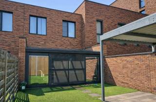 In optie <br /><br />Hoogtepunten:<br />- Toplocatie: vlakbij Nieuwe Kaai en station<br />- Rustig groen pleintje + speeltuintje om de hoek<br />- Instapklaar (bouwjaar 2016, opgefrist 2023)<br />- EPC A (92 kWh/(m² jaar))<br />- 3 slaapkamers<br />- Badkamer met inloopdouche en dubbele lavabo<br />- 2 toiletten + 2 bergingen<br />- Ruime lichtrijke leefruimte met open keuken<br />- Veranda + onderhoudsvriendelijk tuintje<br />- Carport/overdekt terras<br />- Fietsenberging<br />- Perceel: 140 m² – Bewoonbare opp.: 148 m² (incl. veranda)<br />Extra's:<br />- Ondergrondse afvalcontainers aan het einde van de straat<br />- In het Sussenpad en Dokter Nand Peetersstraat zijn er een 15-tal parkeerplaatsen voor bezoekers of een tweede auto, en 2 mindervaliden parkeerplaatsen.<br /><br />---<br />Vlak bij de Nieuwe Kaai in Turnhout, vind je deze instapklare woning uit 2016 die in 2023 werd opgefrist. Dankzij de uitstekende geluidsisolatie en de mogelijkheid om rondom de woning te lopen, voelt dit absoluut niet aan als een klassiek rijhuis. Aan de voorkant van het huis ligt een rustig, groen pleintje met een speeltuintje — ideaal voor wie graag in een rustige, kindvriendelijke buurt woont.<br /><br />De woning staat op een perceel van 140 m² en biedt 148 m² bewoonbare oppervlakte (incl. veranda). Via het Sussenpad kom je binnen langs de carport, die ook perfect dienstdoet als overdekt terras. Aansluitend vind je een fietsenberging en een onderhoudsvriendelijk tuintje met veranda.<br /><br />Vooraan kom je binnen in een inkomhal met ingemaakte kasten en een gastentoilet. Verder bestaat de gelijkvloers uit een lichtrijke leefruimte met open keuken en een berging.<br />Boven vind je drie slaapkamers, een badkamer met inloopdouche, een extra berging en een tweede toilet.<br /><br />De woning behaalt een EPC A, wat staat voor energiezuinig en toekomstgericht wonen.<br />Extra troef: de buurt werkt met ondergrondse afvalcontainers — geen vuilniszakken buitenzetten, je kiest zelf wanneer je afval wegdoet.<br /><br />---<br /><br />In optie