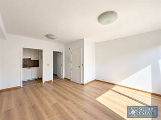 <p><span>Square Estate presenteert u dit prachtige appartement met één slaapkamer in het hart van een klein appartementencomplex met lift, ideaal gelegen in het centrum van Strombeek-Bever. </span></p><p><span> </span></p><p><span>Het appartement is als volgt ingedeeld: een woonkamer met een halfopen, volledig ingerichte keuken, een hal, een doucheruimte, een slaapkamer en een terras.</span></p><p><span> </span></p><p><span>Het appartement beschikt tevens over een kelder en de mogelijkheid om een afgesloten garagebox te huren tegen een meerprijs van 100 per maand.</span></p><p><span> </span></p><p><span>Voor meer informatie of om eventueel een bezichtiging te plannen, kunt u contact met ons opnemen via 02/460.42.01 of <span>info@square-estate.be</span></span><span> </span></p><p><span> </span></p><p><span> </span></p>