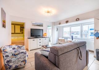 <p><strong>Koksijde-Bad, residentie Victory</strong>, <strong>gezellig appartement in de Zeelaan, 3e verdieping met lift.</strong><br />Bestaande uit: lichtrijke woonkamer, open en ingerichte keuken, afzonderlijk toilet, eerste slaapkamer met douche en lavabo en tweede slaapkamer met douche en lavabo. Het instapklare appartement is conform de wetgeving van de vakantieverhuur. <br /><br />Het appartement is gelegen in het commerciële centrum en vlakbij zee. <br /><br /><u><strong>Enkel te bezichtigen na afspraak!</strong></u></p>