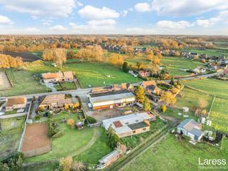 <p><strong>Uniek vastgoed – woning met toonzaal, werkhuis en garage op 28a94ca</strong></p>
<p>Laress biedt u dit uitzonderlijke eigendom aan: een karaktervolle woning met aangrenzende toonzaal, werkhuis en garage, gelegen op een riant perceel van 28a94ca.<br /><br /><strong>Beschrijving van het pand</strong></p>
<ul>
<li>Woning van ca. 195 m² met 3 slaapkamers (bouwjaar ca. 1958, vergund geacht).</li>
<li>De voormalige winkelruimte van meubelzaak Vaes werd vergund uitgebreid in 1967 en 1976.</li>
<li>Op de eerste verdieping aan de straatzijde bevindt zich een ruim appartement (ca. 109 m², 2/3 slpk) met een mooi uitzicht over de landelijke omgeving.</li>
<li>Grote toonzaal over twee verdiepingen met balken- en kolommenstructuur, vandaag ingericht als dansschool (gelijkvloers) en stockage (verdieping). Uiterst flexibel qua indeling.</li>
<li>Achteraan: werkhuis en garage, bereikbaar via een ruim open plein achter de toonzaal.</li>
<li>Check ook het opmetingsplan onder "documenten" via <span>laress.be</span></li>
</ul>
<p><strong>Ligging & bereikbaarheid</strong></p>
<ul>
<li>Gelegen langs een lokale verbindingsweg tussen Halen, Zelem en Linkhout.</li>
<li>Zeer vlotte aansluiting op de N2 (Diest–Hasselt) en het op- en afrittencomplex E314 (Leuven–Aken).</li>
<li>Rustige, landelijke omgeving met zuidwestoriëntatie. Ideaal voor wonen en werken.</li>
</ul>
<p><strong>Mogelijke bestemmingen</strong></p>
<p>Dankzij de huidige bestemming, de flexibele structuur en ligging zijn diverse invullingen mogelijk:</p>
<ul>
<li>showroom / conceptstore</li>
<li>praktijkruimte(n)</li>
<li>kantoor- en dienstenruimten</li>
<li>atelier of kleinschalige productie</li>
<li>opslag- en stockageruimte</li>
</ul>
<p>De eerste 50 meter van het perceel ligt in <em>woongebied met landelijk karakter</em>, wat bijkomende kansen biedt voor (her)verkaveling of herontwikkeling.</p>
<p><strong>Sterke troeven</strong></p>
<ul>
<li>combinatie van wonen en werken</li>
<li>grote volumes en flexibele ruimtes</li>
<li>uitstekende bereikbaarheid</li>
<li>polyvalente mogelijkheden voor ondernemers of ontwikkelaars</li>
</ul>
<p><strong>Interesse in dit uniek aanbod?<br /></strong>Contacteer Laress voor meer informatie of een bezoek: <span>laress.be</span><br />📞 0479/99 45 02<br />✉ lars.smekens@laress.be</p>