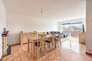 Dit appartement is terug te vinden op een toplocatie in Mariaburg-Ekeren op de tweede verdieping van een kleinschalig gebouw. <br /><br />Indeling is als volgt: ruime inkomhal met gastentoilet, een lichtrijke leefruimte met aansluitend de goed onderhouden keuken met extra bergruimte waar er plaats is voor wasmachine en droogkast. Verder vinden we nog een badkamer en twee volwaardige slaapkamers.<br /><br />Parkeren? Dat kan in de garagebox achter het gebouw. <br /><br />€60 gemeenschappelijke kosten incl. waterverbruik.<br /><br />*Het EPC houdt geen rekening met de zonnepanelen die recent werden geplaatst.<br /><br />Beschikbaar vanaf 01/04/2026<br /><br />Kom snel een kijkje nemen! info@neonvastgoed.be