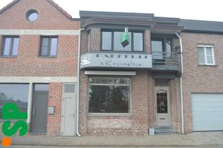 Nabij het centrum toch rustig gelegen woning bestaande uit inkomhall, leefruimte, keuken, berging, badkamer met douche, kelder, 3 slaapkamers.EPC:...