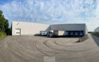 <strong>Welkom bij ons Logistiek Magazijn op het Hoogveld in Dendermonde!</strong><br /><br />Met een vrije hoogte van 5 tot 8 meter bieden wij een ruime opslagomgeving die perfect is afgestemd op uw logistieke behoeften.<br /><br />Ons magazijn beschikt over 13 laadkades en sectionale poorten, waardoor de logistieke operaties soepel verlopen en de doorstroming efficiënt wordt geoptimaliseerd.<br /><br />De verwarmde ruimte garandeert een comfortabele werkomgeving voor uw personeel en zorgt ervoor dat uw goederen onder optimale omstandigheden worden opgeslagen.<br /><br />Bovendien beschikt ons magazijn over een kantoorruimte, waardoor u ter plaatse kunt werken en uw activiteiten gemakkelijk kunt coördineren.<br /><br />Met energie-efficiënte LED-verlichting bieden we niet alleen een heldere werkomgeving, maar dragen we ook bij aan duurzaamheid en kostenbesparing.<br /><br />Daarnaast bieden we een duidelijk overzicht van de kosten, waaronder eigendoms- en gemeentelijke belastingen, met een geschatte eigendomsbelasting van circa 5€ per m2 en een managementvergoeding van 3%.<br /><br /><br /><u>Beschikbaarheden</u><br /><br />Magazijn: 3.060 - 15.370m² aan 40 euro/m²/jaar<br />Magazijn: 6.270m² (prijs te bespreken)<br />Magazijn: 9.100m² (prijs te bespreken)<br />Magazijn: 12.000m² (prijs te bespreken) <br /><br />Onmiddellijk beschikbaar. <br /><br />Contacteer ons vandaag en ervaar hoe wij uw logistiek naar een hoger niveau tillen.