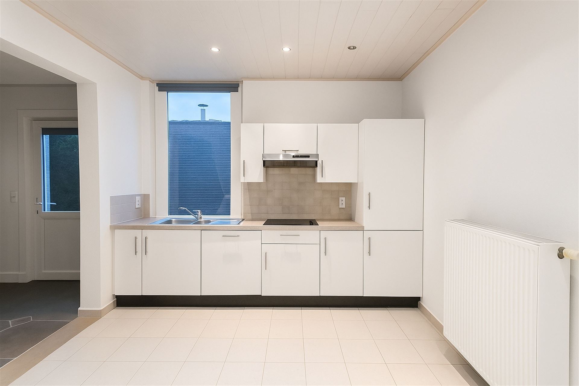 WINKEL MET PARKING VOOR 3 AUTO'S OP EEN COMMERCIELE LIGGING - foto 4