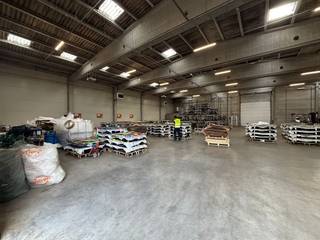 Deze <strong>magazijnruimte F1 van 900 m²</strong> beschikt over een <strong>vrije hoogte van 6 meter</strong> en is uitgerust met 2 sectionale poorten. De ruimte is voorzien van LED-verlichting met bewegingssensoren, warmteluchtblazers op gas en bevindt zich in een recent gerenoveerd gebouw; het dak werd drie jaar geleden volledig vernieuwd (dak isolatie en nieuwe lichtstraat met RWA koepels). Daarnaast is er een kantoorruimte aanwezig van 320 m². De site biedt een ruime en verharde buitenzone met voldoende manoeuvreerruimte en parkeerplaatsen. Bovendien is het onderhoud van de parkeerplaatsen en straten, het groenonderhoud en nachtelijke en weekendbewaking inbegrepen in de huurprijs. <br /><br />De vlotte bereikbaarheid met de nabijheid van de<strong> R4 (2km)</strong>, met uitstekende verbindingen naar de belangrijke snelwegen <strong>E17 (5km).</strong> Beschikbaar vanaf 01/01/2026.<br /><br />Heeft u interesse of wenst u graag meer details over dit aanbod? Aarzel dan niet om contact op te nemen met <strong>PANORAMA B2B</strong> voor bijkomende informatie, gedetailleerde plannen of om een vrijblijvend plaatsbezoek in te plannen. U kunt ons bereiken op het nummer <strong>09 219 90 20</strong>.