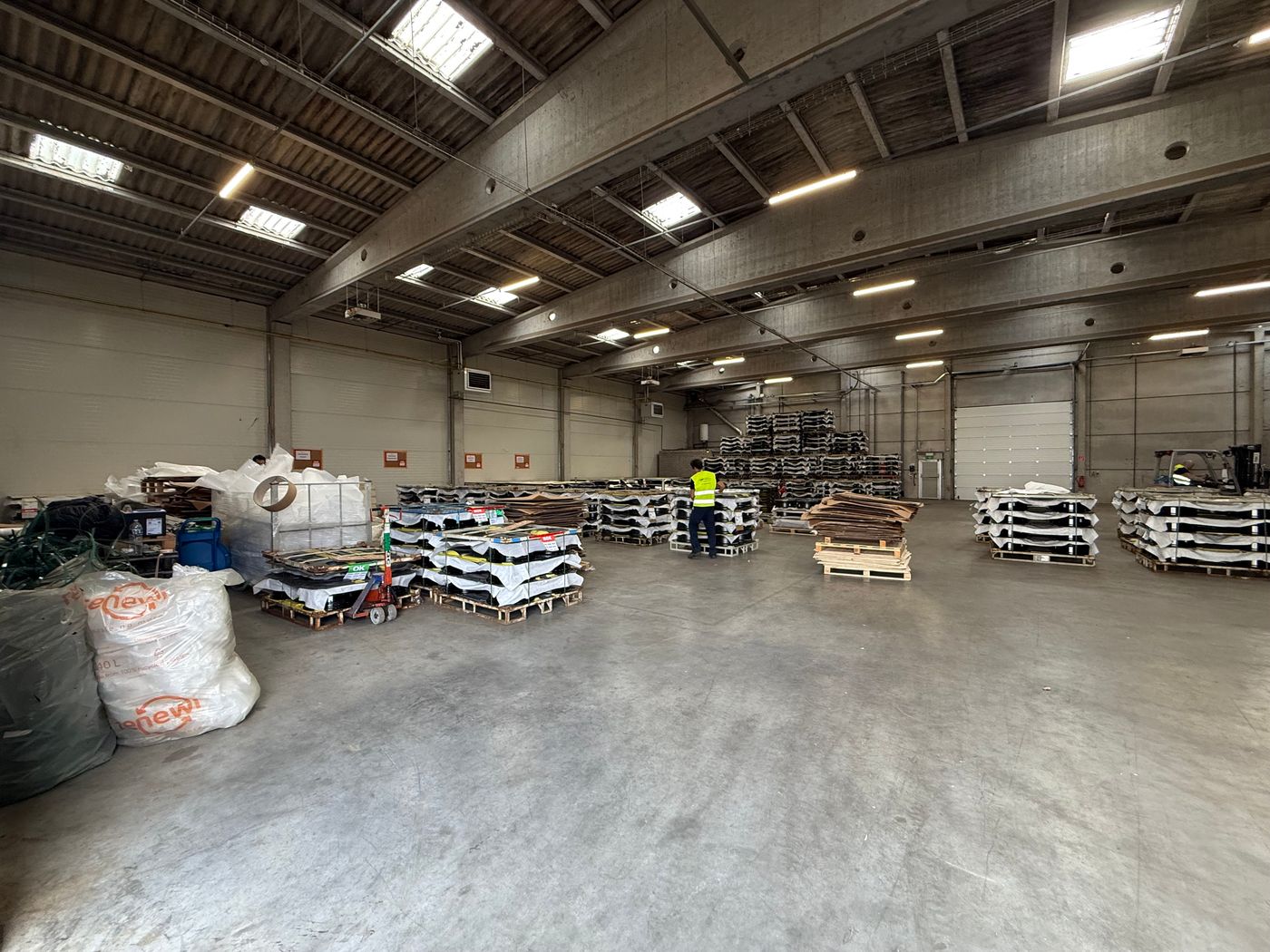 Uitstekend bereikbaar bedrijfsgebouw van 1.220 m² te huur te Gent (Desteldonk) - photo 3