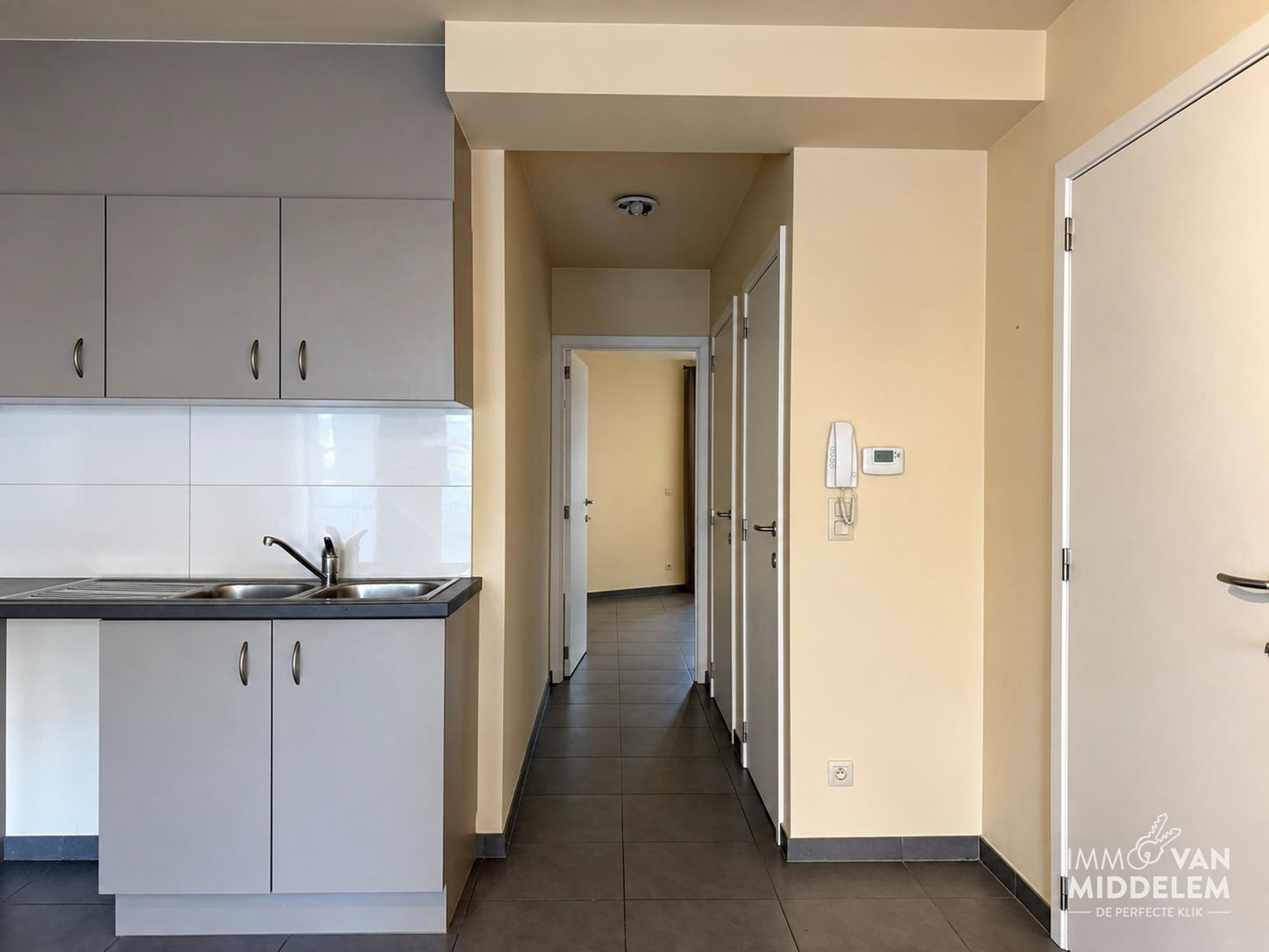 INSTAPKLAAR GELIJKVLOERS APPARTEMENT MET TERRAS, STAANPLAATS - foto 4