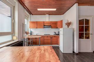 <p><span>Deze </span><span>bel-etagewoning</span><span> is gelegen in de Maatsstraat in Antwerpen-Noord, op een centrale locatie vlak bij winkels, scholen en openbaar vervoer. Dankzij de vlotte verbinding met de Singel en de belangrijkste invalswegen zijn zowel het centrum van Antwerpen als de omliggende gemeenten gemakkelijk bereikbaar.</span></p><p><span> </span></p><p><span>De woning heeft een bewoonbare oppervlakte van circa </span><span>106m²</span><span> en is praktisch ingedeeld over drie verdiepingen. Op het gelijkvloers bevindt zich een </span><span>ruime garage </span><span>met elektrische poort en een afzonderlijke wasruimte. De leefruimte met open keuken ligt op de eerste verdieping. Op de bovenste verdieping bevinden zich </span><span>twee slaapkamers</span><span> en een badkamer.</span></p><p><span> </span></p><p><span>Indeling</span></p><p><span>inkomhal</span></p><p><span>ruime garage met elektrische poort</span></p><p><span>afzonderlijke wasruimte</span></p><p><span>lichtrijke woonkamer</span></p><p><span>open keuken met gasfornuis, dampkap en spoelbak</span></p><p><span>slaapkamer 1 met ensuite badkamer</span></p><p><span>slaapkamer 2</span></p><p><span> </span></p><p><span>Algemeen</span></p><p><span>bewoonbare oppervlakte van circa 106m²</span></p><p><span>EPC-label D: 366 kWh/m² per jaar</span></p><p><span>garage met elektrische poort</span></p><p><span> </span></p><p><span>Troeven</span></p><p><span>twee slaapkamers</span></p><p><span>ruime garage</span></p><p><span>praktische indeling</span></p><p><span>centrale ligging in Antwerpen</span></p><p><span>openbaar vervoer en invalswegen vlakbij</span></p><p><span> </span></p><p><span>Ben jij geïnteresseerd in deze woning in Antwerpen, ben je op zoek naar ander vastgoed of wens je de waarde van jouw eigendom te kennen? Dan ben je bij BOLT immo aan het juiste adres! Wij helpen jou graag verder.</span></p>