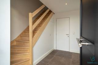Deze nieuwbouwwoning is gelegen in het landelijke Sint-Denijs-Boekel en omvat alle hedendaags comfort.<br /><br />Afgewerkt met uiterst duurzame materialen, zonnepanelen en vloerverwarming. Woning omvat inkomhal met bezoekerstoilet, zeer ruime en zonrijke leefruimte met open ingerichte keuken met aansluitend ruime berging. Zonrijk terras met aangename en makkelijk te onderhouden tuin. Bovenverdieping omvat 3 slaapkamers, apart toilet en ingerichte badkamer met ligbad, douche en dubbel lavabomeubel. Vaste trap naar zolderverdiep met extra niet afgewerkte kamer (voor stockage) en technische ruimte. <br /><br />Troeven: zeer energiezuinig, volledig aangelegde tuin, volledig geschilderd en voorzien van lichtarmaturen en gordijnen. <br />Op slechts 1,3km van het station van Sint-Denijs-Boekel en Zwalm. <br /><br />Beschikbaar vanaf 1 november 2026.<br /><br />Voor meer informatie bel Stefanie op het nummer 055/59 50 10 of mail Stefanie@vastgoedbrowaeys.be.
