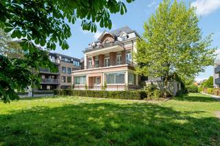 Cette maison de commerce pleine de caractère a été entièrement rénovée selon les normes contemporaines et finie avec des matériaux de haute qualité. Elle est située au bout d'une impasse, à distance de marche du marché de Geel. Toutes les commodités se trouvent à proximité, des magasins, des écoles, des transports en commun, des terrains de sport et des restaurants. Cette maison de maître au charme indéniable a été construite dans les années 1900, rénovée en 2013, 2017 et 2018. La propriété a une belle surface habitable d'environ 704 m².<br /><br />Rez-de-chaussée<br />Le rez-de-chaussée est organisé autour du hall d'entrée avec toilettes pour invités et vestiaire. Les deux espaces commerciaux ou de bureau se trouvent à l'avant de la maison et peuvent être aménagés ou modifiés selon vos souhaits. En outre, au rez-de-chaussée, on trouve une cuisine entièrement équipée avec une salle à manger spacieuse et un salon. Depuis la cuisine, on accède à une belle terrasse aménagée avec un étang.<br /><br />Étages<br />Le premier étage abrite un espace polyvalent actuellement aménagé en deuxième salon avec cuisine attenante. Vous pourrez également profiter de la terrasse avec vue sur le domaine du parc. La suite parentale, un dressing, une buanderie avec salle de bains attenante et des toilettes séparées. La grande salle de bains est équipée d'une baignoire, d'une grande douche à l'italienne, d'un lavabo, de toilettes et d'un bidet. Au deuxième étage, vous trouverez quatre chambres, deux salles de bains et des toilettes séparées. Il y a également une belle terrasse ensoleillée à cet étage. Enfin, le dernier niveau offre une grande chambre et un espace de rangement.<br /><br />Cave<br />La maison dispose d'une grande cave. La cave est aménagée comme suit : espace de détente, espace de rangement, buanderie avec chute à linge et local à vélos. La cave donne également accès à l'entrée latérale et au garage double intégré avec atelier.<br /><br />Particularités :<br />- Possibilités d'espace commercial ou de bureau<br />- Maison économe en énergie, certificat PEB A<br />- Chauffage au sol<br />- Système d'aspiration central<br />- Garage double intégré avec atelier<br />- Placards intégrés dans toute la maison<br />- Matériaux de haute qualité<br />- Caractère unique<br />- Station de recharge pour voiture électrique<br />Idéal pour combiner habitation et activité professionnelle !