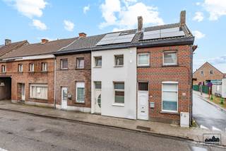 <p>Bent u op zoek naar een energiezuinige, recent vernieuwde woning op een centrale ligging in Temse? Dan is deze charmante rijwoning zeker een bezoek waard.</p><p>Met een bewoonbare oppervlakte van 103 m² biedt deze woning een praktische en doordachte indeling, gecombineerd met hedendaags comfort en een uitstekende energieprestatie (EPC-label A – 87 kWh/m² jaar).</p><p>Indeling</p><p>U betreedt de woning via de lichtrijke leefruimte, die naadloos overgaat in de open keuken. De keuken is strak afgewerkt in wit design en uitgerust met kasten, kookplaat en spoelbak. Dankzij de dakkoepels geniet u hier van aangename natuurlijke lichtinval, wat zorgt voor een open en ruimtelijk gevoel.</p><p>Achteraan bevinden zich een apart gastentoilet en een moderne badkamer met inloopdouche, stijlvol en onderhoudsvriendelijk afgewerkt. Vanuit de keuken heeft u toegang tot het gezellige tuintje.</p><p>Op de eerste verdieping zijn er twee volwaardige slaapkamers. Via een zolderluik bereikt u de ruime en afgewerkte zolderverdieping, ideaal als hobbyruimte, berging of multifunctionele ruimte.</p><p>Troeven:</p><p>EPC-label A (87 kWh/m² jaar)<br />Zonnepanelen aanwezig<br />Instapklaar en hedendaags afgewerkt<br />2 slaapkamers + afgewerkte zolder<br />Centrale ligging nabij winkels, scholen en verbindingswegen<br />Interessant als starterswoning of investering</p><p>Deze woning combineert energiezuinig wonen met een praktische indeling en een aantrekkelijke prijs-kwaliteitverhouding.</p><p>Contacteer Nathan via 0479/93.41.49 of nathan.van.renterghem@immo-zone.be</p>