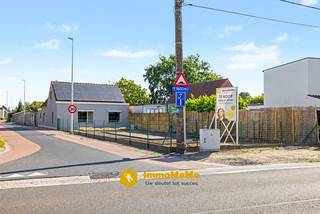 Bent u op zoek naar een ruime, instapklare woning op een centrale locatie? Dan is deze recent gerenoveerde woning zeker een bezoek waard!<br /><br />Met een <strong>bewoonbare oppervlakte van 178 m²</strong> biedt deze woning alle ruimte en comfort die u nodig heeft. De woning beschikt over <strong>2 slaapkamers, een praktische dressing, een wasplaats, een moderne badkamer met dubbele inloopdouche en een ruime, lichtrijke leefruimte</strong> waar het aangenaam vertoeven is.<br />Buiten geniet u van een <strong>845 m² grote, volledig verharde en onderhoudsvriendelijk aangelegde tuin.</strong> Wenst u liever een groene tuin? Dan kan deze buitenruimte eenvoudig worden omgevormd tot een prachtige gras- en tuinaanleg, volledig naar eigen smaak.<br /><br />Dankzij de <strong>zonnepanelen </strong>profiteert u van een lagere energiefactuur en met een<strong> gunstig EPC-score C </strong>combineert deze woning comfort met een gunstig energieverbruik.<br />De centrale ligging zorgt ervoor dat winkels, scholen, openbaar vervoer en belangrijke invalswegen zich op korte afstand bevinden.<br /><br /><strong>Troeven</strong>:<br />Instapklaar - gerenoveerd<br />178 m² bewoonbare oppervlakte<br />2 slaapkamers + aparte dressing<br />Wasplaats<br />Moderne badkamer met dubbele inloopdouche<br />Ruime en lichtrijke leefruimte<br />845 m² onderhoudsvriendelijke buitenruimte<br />Mogelijkheid om de tuin om te vormen tot een groene tuin<br />Zonnepanelen en airco<br />EPC C<br />Zeer centrale ligging<br /><br />Interesse? Wij organiseren een bezoekdag op <strong>19/08/2026 </strong>van 17h-19h.<br /><br />Bel 0472 77 09 19 of mail louise@immomamo.be<br /><strong>Let op: op voorhand verwittigen is verplicht.</strong>