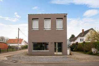 <p><span>Te renoveren woning met tal van mogelijkheden, gelegen op een uitstekende locatie op de grens Putte - Bonheiden. Deze eigendom biedt een mooie basis voor wie op zoek is naar een project met potentieel. Op het gelijkvloers vindt u een inkomhal, een lichtrijke leefruimte, een ruime keuken, een douchekamer en maar liefst twee inpandige garages. De verdieping omvat twee slaapkamers en een badkamer. Het aanwezige houten bijgebouw zal door de verkoper nog worden afgebroken in functie van een achterliggende bouwgrond, waardoor er bijkomende ruimte ontstaat om een gezellige tuin in te richten.</span></p><p><span>De woning is rustig gelegen en geniet tegelijk van een zeer centrale ligging tussen Brussel en Antwerpen, met een vlotte bereikbaarheid dankzij de nabijheid van de R6 en E19. Een ideale opportuniteit voor handige kopers of investeerders die hun eigen stempel willen drukken op een woning met veel toekomstmogelijkheden.</span></p><p><span> </span></p><p><span>Renovatieplicht EPC: binnen 6 jaar na aankoop = verplichte renovatie tot label D of beter.</span></p><p><span> </span></p>