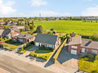 Te koop: te renoveren woning met oprit, garage en ruime tuin in Deerlijk In Deerlijk bevindt zich deze te renoveren woning op een perceel van...