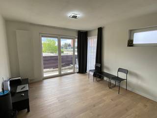 Dit mooie en goedgelegen appartement is gelegen aan de rustige achterzijde van een kleinschalig appartementencomplex.Via de trap bereiken we de...