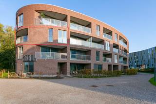 Cet appartement de nouvelle construction est situé dans la ceinture sud de Gand, près de la tour KBC, d'IKEA, de Deloitte, d'E&Y... avec une bonne connexion à la jonction E40-E17 et à la R4. <br />La combinaison d'un environnement verdoyant et d'une accessibilité optimale garantit le confort de votre maison ! <br /><br />Disposition de l'appartement :<br /><br />hall d'entrée avec toilettes séparées pour les invités - salon spacieux avec terrasse attenante et confortable - cuisine ouverte entièrement installée (four, plaques de cuisson, hotte, réfrigérateur et lave-vaisselle) - grand débarras avec raccordement pour lave-linge et sèche-linge - salle de bain avec baignoire avec douche et meuble à double vasque - chambre 1 - chambre 2 - rangement au sous-sol - place de parking <br /><br />Les frais communs, sous forme de commission, s'élèvent à 75,00 EUR/mois et sont utilisés pour entretenir les parties communes.<br /><br />L'appartement sera disponible à partir du 01/09/2026 !