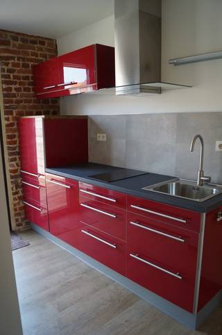 Deze leuke studio op de eerste verdieping van een karaktervol herenhuis in de Brouwerstraat is precies wat je zoekt!<br />De studio beschikt over een aangename leefruimte met slaaphoek en een praktische kitchenette, ideaal voor zelfstandig wonen. Daarnaast is er een eigen badkamer en een gezellig terras waar je even tot rust kan komen.<br />Gelegen in een rustige straat, maar toch vlak bij het centrum van Leuven, heb je alles binnen handbereik: winkels, openbaar vervoer en universiteitsfaciliteiten.<br />Een ideale uitvalsbasis voor studenten die comfort en een topligging weten te waarderen!